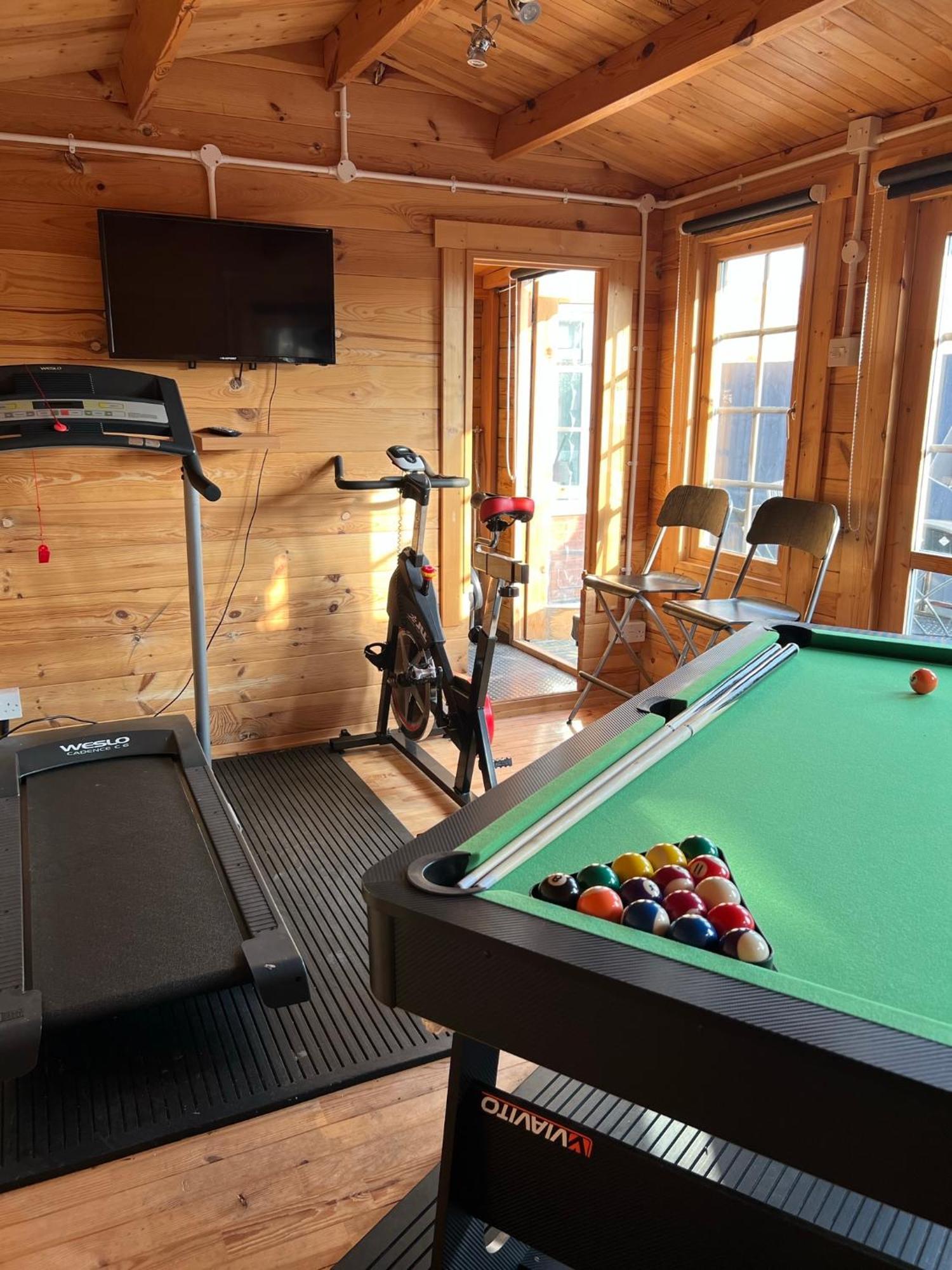 Netflix Home Jacuzzi Gym Fast Wifi Ps5 Free Parking 2 Spaces Hereford Exteriör bild