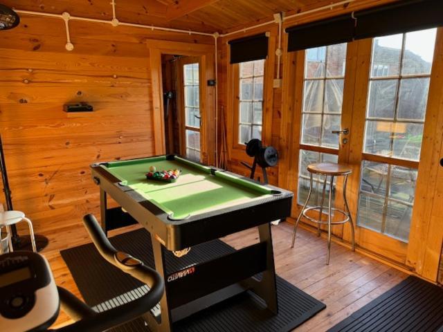Netflix Home Jacuzzi Gym Fast Wifi Ps5 Free Parking 2 Spaces Hereford Exteriör bild