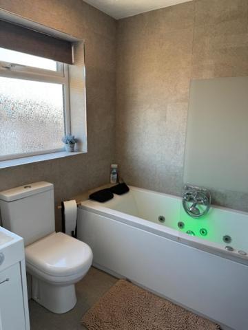 Netflix Home Jacuzzi Gym Fast Wifi Ps5 Free Parking 2 Spaces Hereford Exteriör bild
